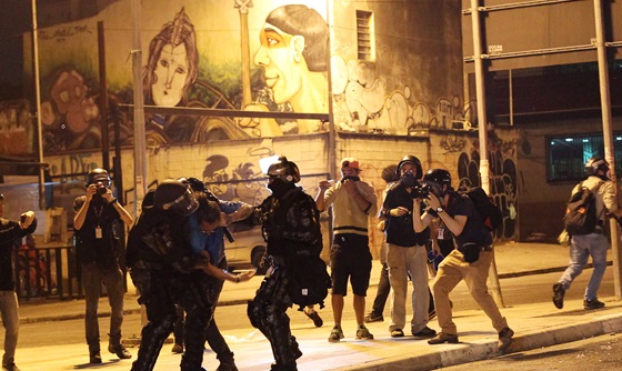 [포토] 브라질 대통령에 항의한 시민 체포