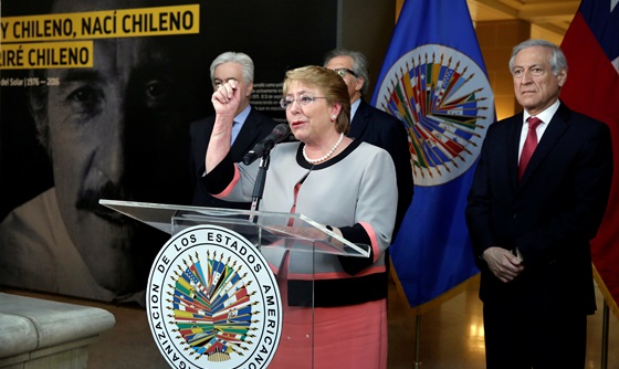 [포토] 칠레 대통령, 망명 외교관 기념전 참석
