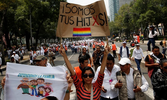 [포토] 멕시코, 동성 간 결혼 합법화에 대한 지지, 반대 시위 발생