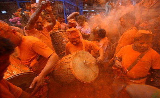 [포토] 네팔 ‘신두르 자트라’ 축제를 즐기는 참가자들 